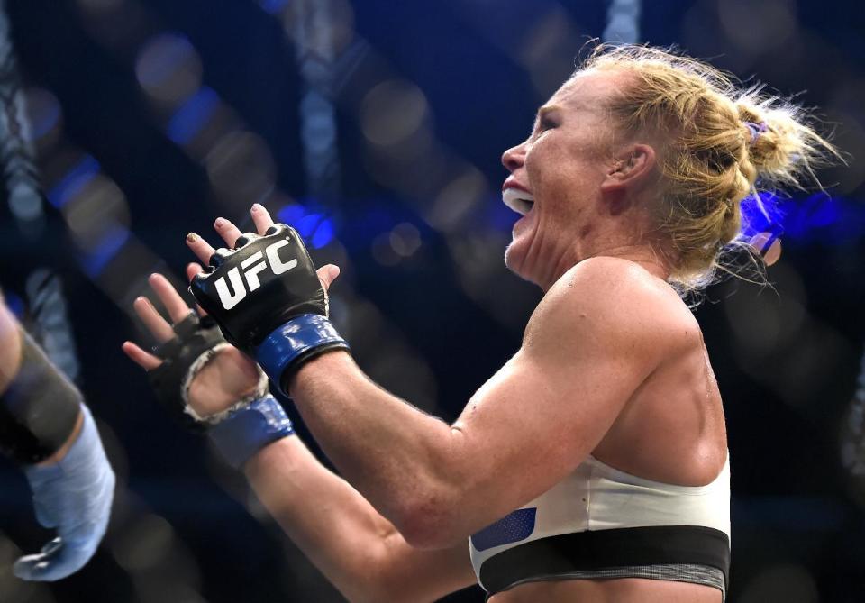 ARCHIVO - En esta foto de archivo del 15 de noviembre de 2015, Holly Holm celebra luego de vencer a Ronda Rousey en su pelea de campeonato de la categoría bantam en la UFC 193 en Melbourne, Australia. (Foto AP/Andy Brownbill, Archivo)