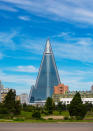 <p>Nordkorea ist bekanntlich besessen von seinen Atomraketen. Da passt es, dass das Ryugyong Hotel in Pyongyang entfernt an eine erinnert. Allerdings: Nach 25 Jahren Bauzeit ist das Gebäude noch immer unvollendet und unbewohnt. (Foto: Getty Images) </p>