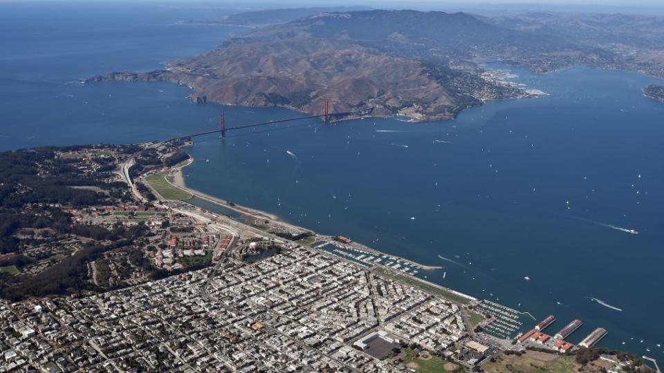 Los viajeros afortunados pueden vislumbrar el puente Golden Gate cuando vuelan desde SFO. Crédito: Josh Edelson/AFP/Getty Images