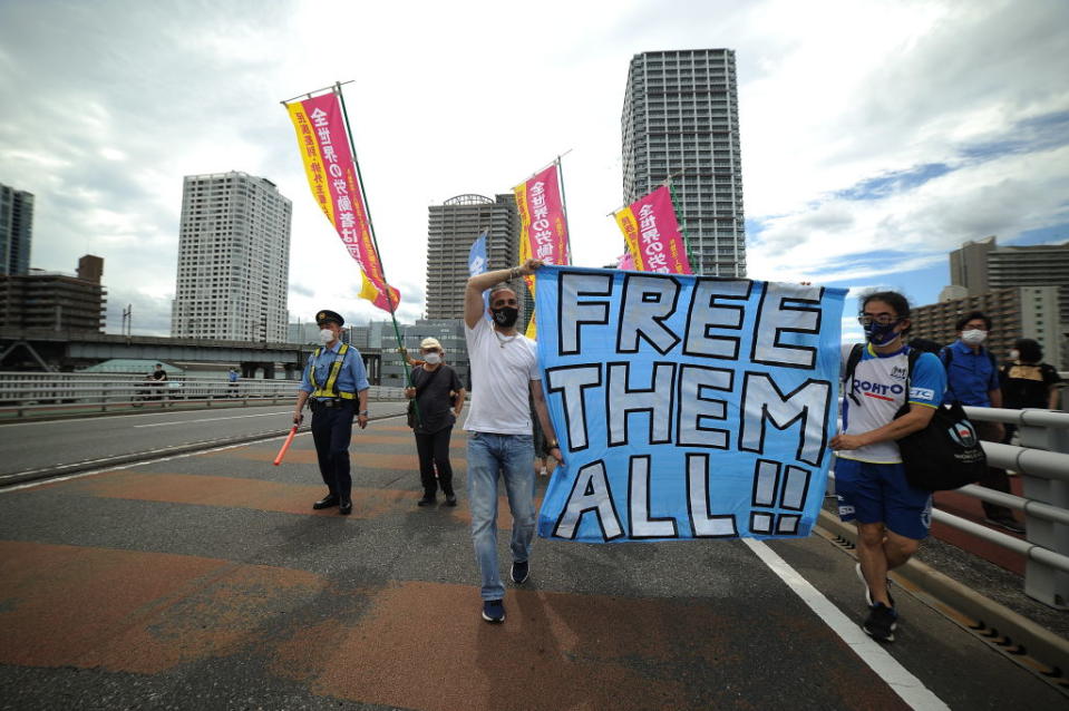 Protestors holding banners and shouting slogans move toward the building of the Tokyo Regional Immigration Services Bureau, where several foreign nationals are detained, on June 20 2021 in Tokyo.<span class="copyright">David Mareuil–Anadolu Agency/Getty Images</span>