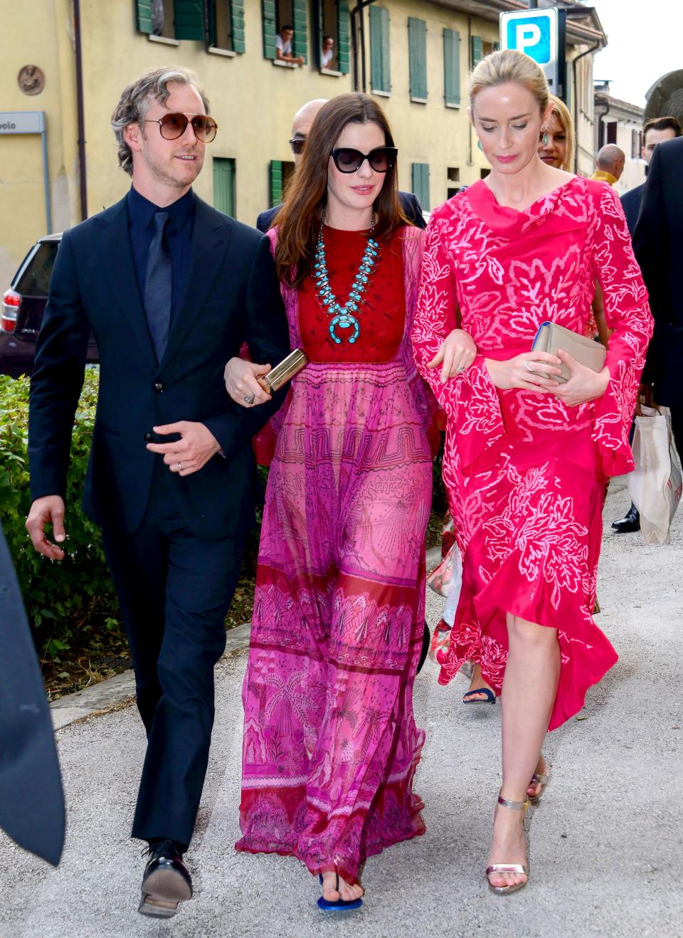 <p>Für die Hochzeit ihrer Schauspiel-Freundin Jessica Chastain trugen Anne Hathaway und Emily Blunt fast gleichfarbige Outfits in leuchtendem Pink und Lila.<br><em>[Bild: Rex]</em> </p>