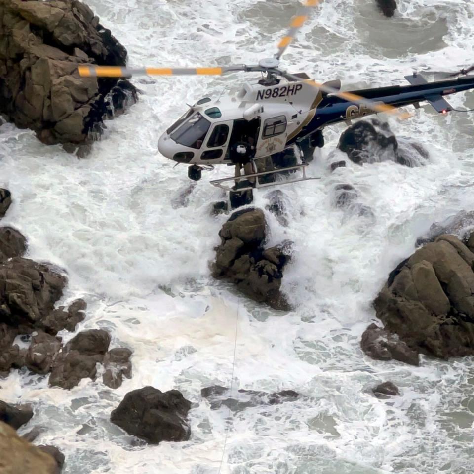 La familia fue sacada de una escarpada saliente en una audaz misión de rescate aéreo (CHP)