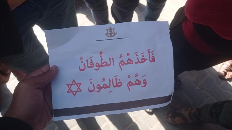 以軍在甘尤尼斯撒傳單，用阿拉伯語寫著「洪水淹沒了他們，因他們是罪人」。翻攝推特@gaza_report