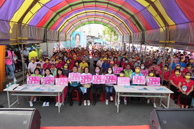 民進黨苗栗縣長參選人徐定禎1日參加苑裡婦女造勢大會。（徐定禎競總提供／謝明俊苗栗傳真）