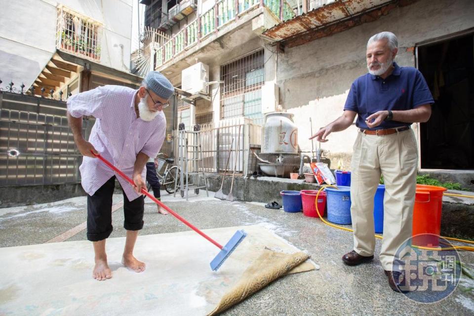 波斯地毯相當厚重，吸水後更難搬運，除了賣地毯，波斯洋行也提供清洗服務。