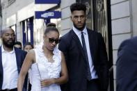 L'histoire d'amour entre Estelle Mossely et Tony Yoka n'a pas été un long fleuve tranquille. En mars 2018, on apprenait que Tony Yoka avait été victime d'un chantage à l'adultère. La réceptionniste d'un hôtel parisien et le beau-frère de celle-ci souhaitaient extorquer 25 000 euros au boxeur. Cette histoire de chantage remontait à l'été 2017. Comme l'expliquait <em>Le Parisien </em>à l'époque, le champion olympique était soupçonné d'avoir eu une liaison avec une hôtesse de l'air dans un hôtel du quartier de Pigalle. Il s'agissait juste, selon lui, d'une rencontre professionnelle. Au final, les accusés ont écopé de 10 mois de prison avec sursis. Une épreuve durant laquelle Estelle Mossely a soutenu son mari. (crédit AFP)