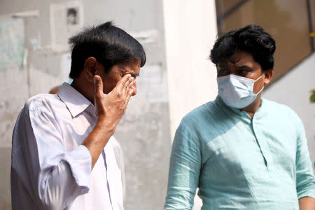 Relatives mourn after a fire broke out at a multi-storey building in Dhaka, Bangladesh, March 29, 2019. REUTERS/Mohammad Ponir Hossain