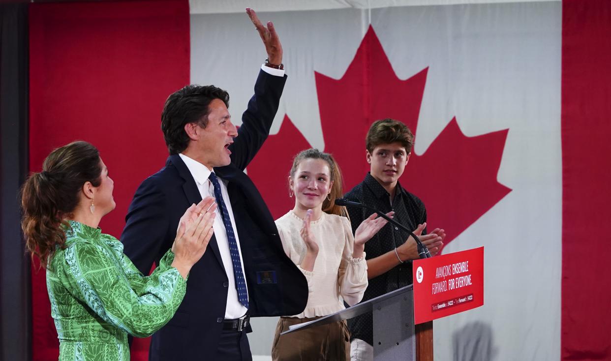 <span class="caption">Le premier ministre Justin Trudeau durant son discours de la victoire, dans la nuit du 20 septembre, à Montréal. Il est entouré de sa femme, Sophie Grégoire, et de ses deux enfants, Xavier et Ella-Grace. </span> <span class="attribution"><span class="source">La Presse canadienne/Sean Kilpatrick </span></span>