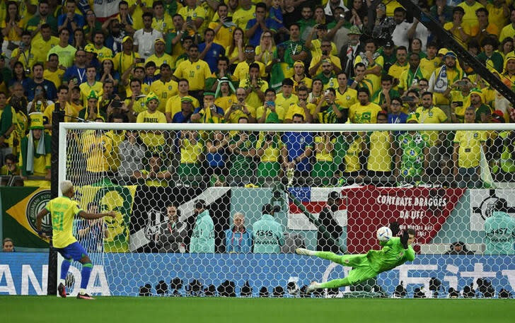 Foto del viernes del arquero de Croacia Dominik Livakovic atajando el penal del brasileño Rodrygo