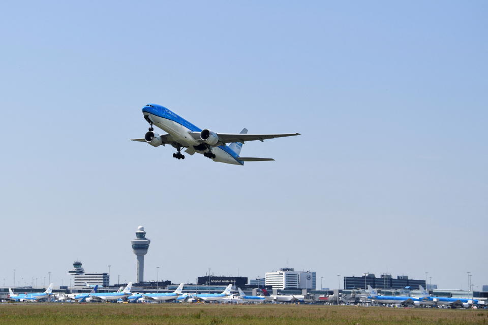 An airplane takes off from Schiphol Airport in Amsterdam, Netherlands June 16, 2022. REUTERS/Piroschka van de Wouw