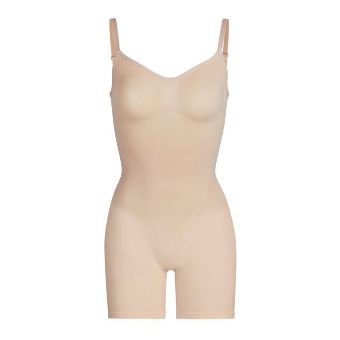 Der Sculpting Bodysuit Mid Tigh liegt umgerechnet etwa bei 64 Euro.