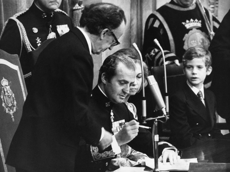 Tras la celebración de un referéndum el 6 de diciembre de 1978, su Majestad firmó la nueva Constitución el 27 de ese mismo mes. (Foto: Central Press / Hulton Archive / Getty Images)