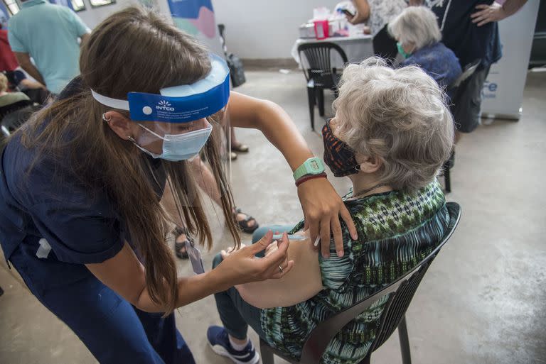 Vacunación de mayores de 90 años con la vacuna India Covishield en la provincia de Santa Fe, Rosario, en le predio de la exRural