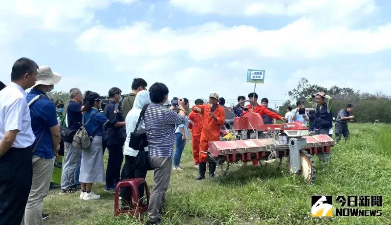 ▲農業部農糧署今於明道大學有機農場辦理「碳匯省工農機觀摩會」，展示11種具有降低二氧化碳排放、增加土壤碳匯的新型農機具，並實地示範操作。（圖／記者金武鳳攝，2024.4.2)