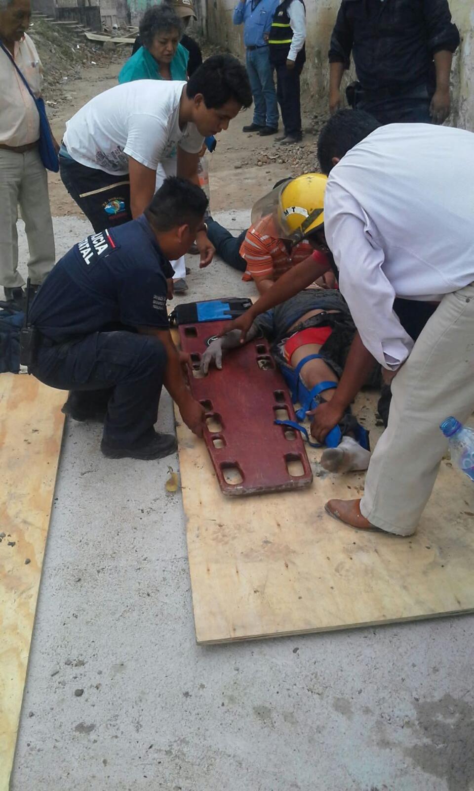 TUXTEPEC, OAXACA, 03MARZO2016.- La Coordinación Estatal de Protección Civil de Oaxaca (CEPCO), dio a conocer que aproximadamente a las 16:00 horas de este jueves, se presentó un derrumbe en la remodelación de las instalaciones de la Catedral “La Barca” en San Juan Bautista Tuxtepec. Hasta la tarde este miércoles se había logrado el rescate de 20 personas lesionadas, en su mayoría obreros que trabajaban en la construcción del inmueble. / Foto: Notimex