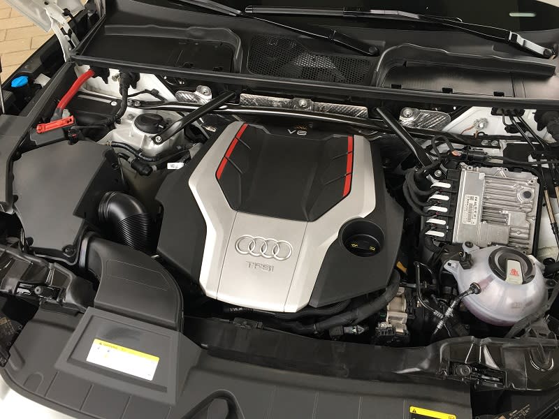 Audi SQ5搭載全新3.0升V6 TFSI雙渦流渦輪增壓汽油引擎，可爆發354hp最大馬力，0-100km/h加速僅需5.4秒！