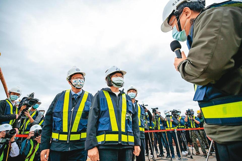 總統蔡英文11月25日視察大潭電廠，盼以供電穩定說服經濟選民。（總統府提供）