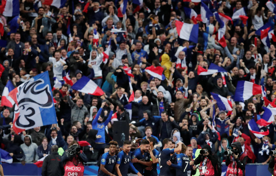 Les joueurs et les supporters français célèbrent le 38e but d'Olivier Giroud en équipe de France. Il se rapproche petit à petit des 41 buts de Michel Platini, le deuxième meilleur buteur de l'histoire des Bleus, derrière Thierry Henry et ses 51 réalisations. (crédit Reuters)