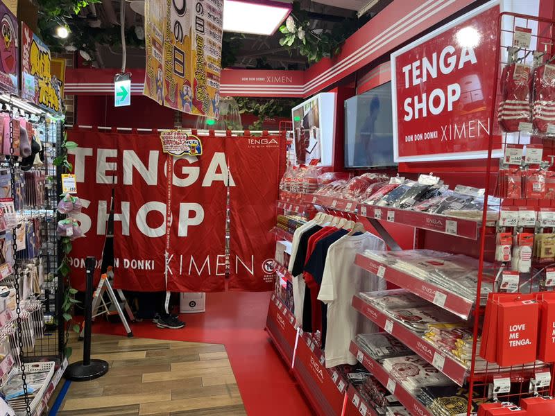 「TENGA SHOP XIMEN」設有封閉式的成人區域，還有對外開放的周邊商品區。(圖／TENGA提供）