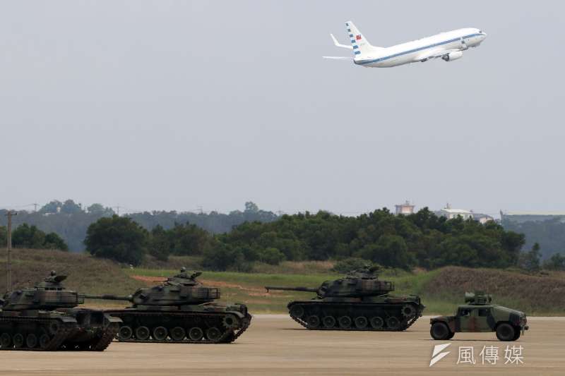 20180607-漢光34號演習，總統蔡英文的空軍一號起飛時，經過陸軍各式的演練車輛旁。（蘇仲泓攝）