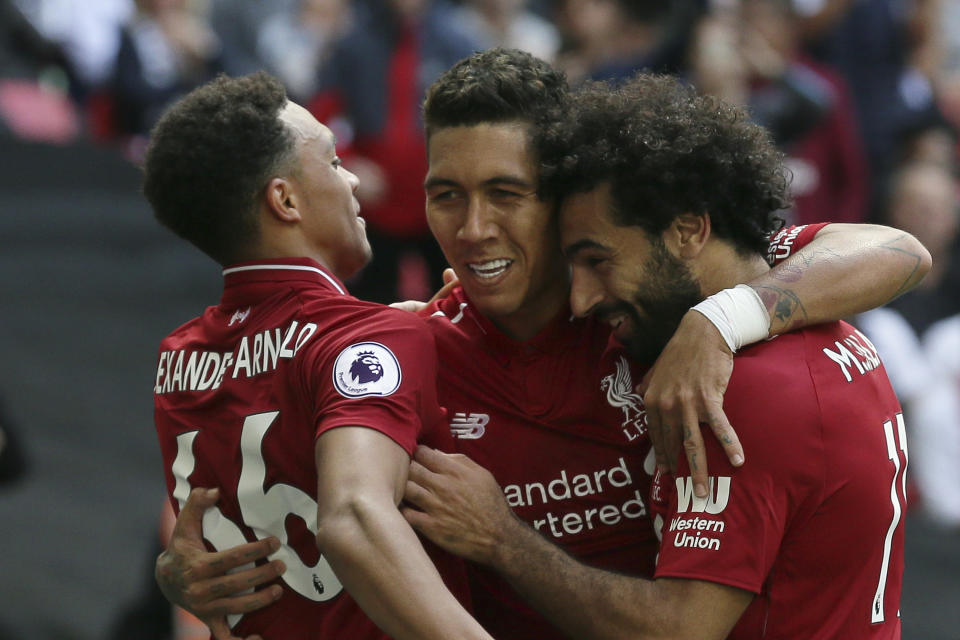 Roberto Firmino, del Liverpool, al centro, celebra con sus compañeros después de anotar el segundo gol de su equipo en el duelo de la Premier ante el Tottenham Hotspur el sábado 15 de septiembre en el Estadio Wembley de Londres. (AP Foto/Tim Ireland)