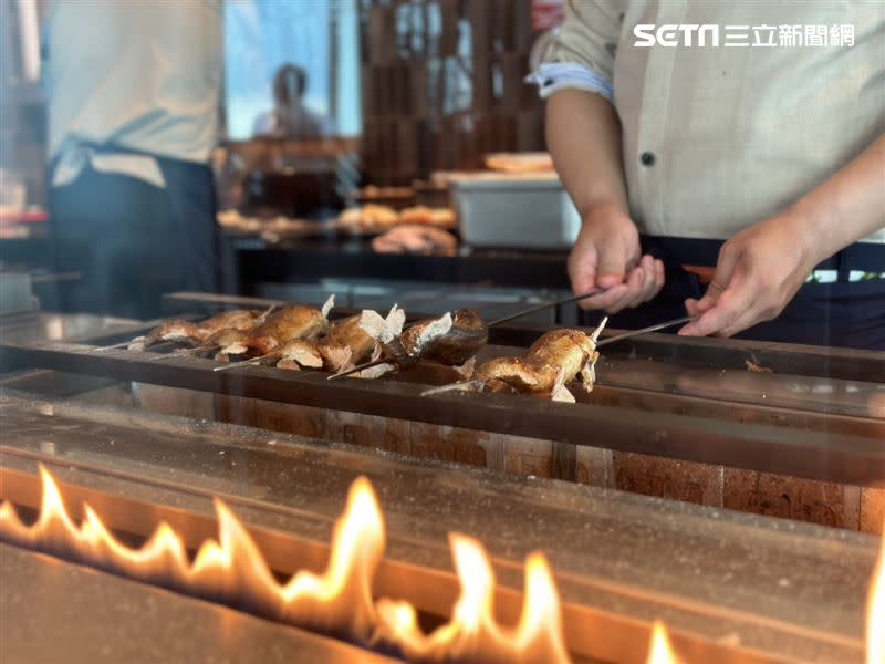 炭烤酥炸料理有現烤魚、大蝦、鰻魚串。（圖／記者劉沛妘攝影）