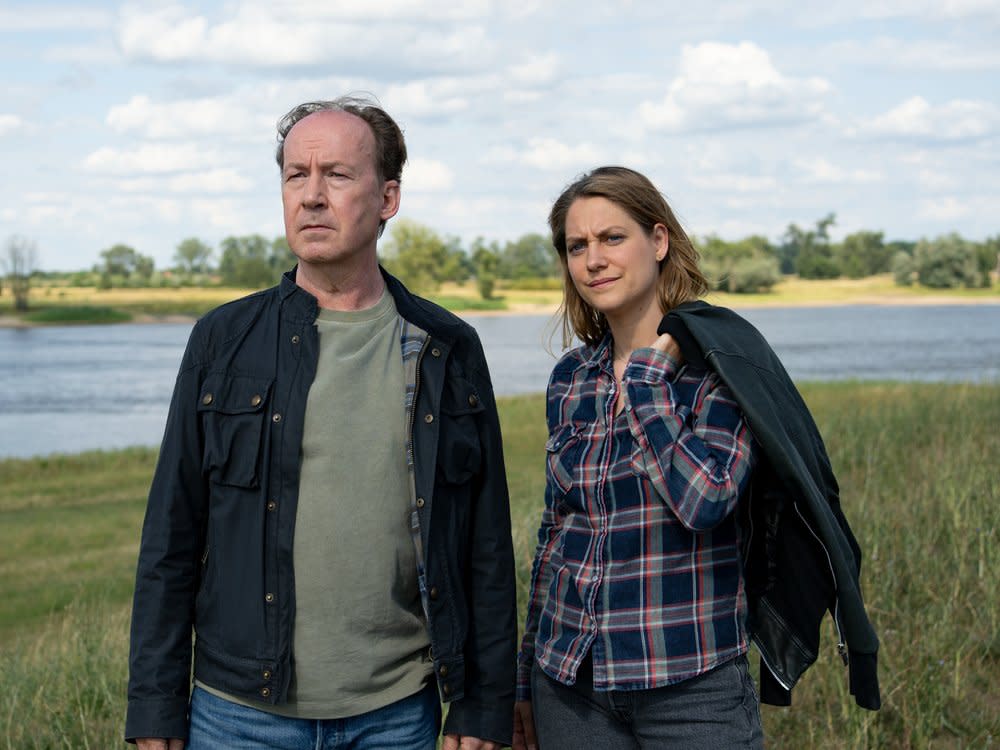 "Wendland: Stiller und der rote Faden": Jakob Stiller (Ulrich Noethen) und Kira Engelmann (Bettina Burchard) ermitteln in einem Mordfall. (Bild: ZDF/Georges Pauly)