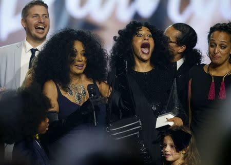 2017 American Music Awards – Show – Los Angeles, California, U.S., 19/11/2017 – Singer Diana Ross (L) is accompanied by her family members as she receives the Lifetime Achievement Award. REUTERS/Mario Anzuoni