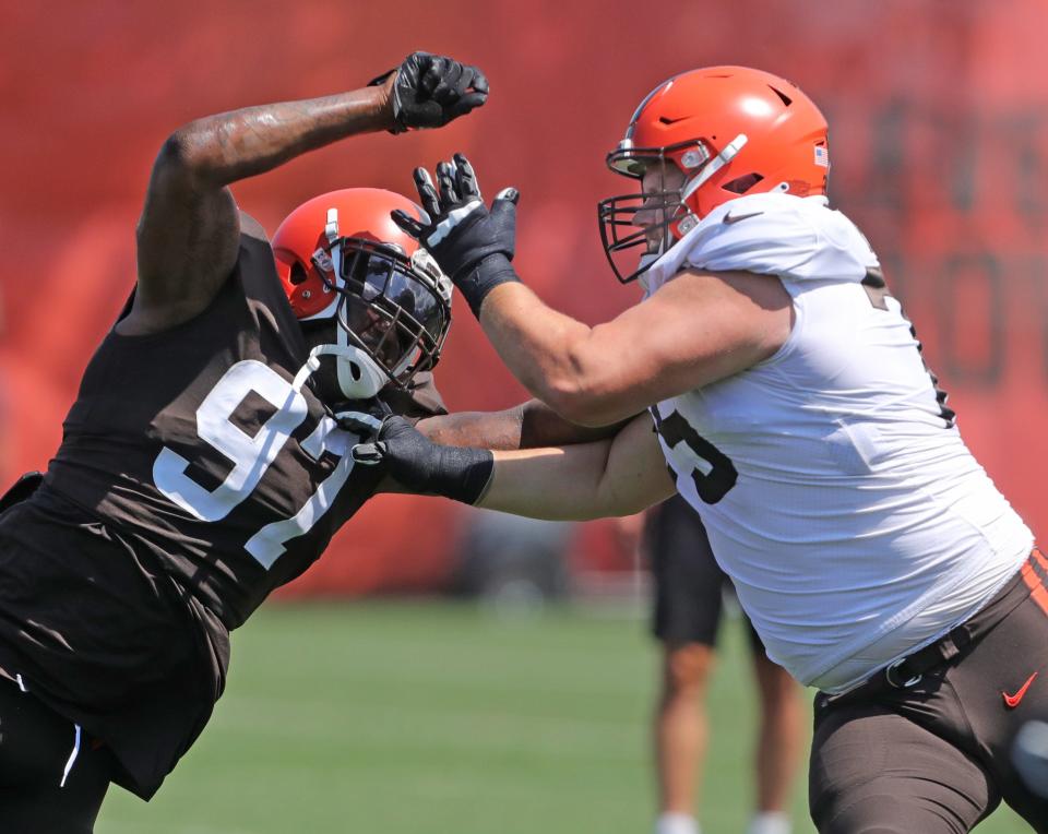 Browns defensive tackle Malik Jackson, left, and offensive guard Joel Bitonio battle in the trenches on Tuesday, August 3, 2021 in Berea, Ohio, at CrossCountry Mortgage Campus. [Phil Masturzo/ Beacon Journal]