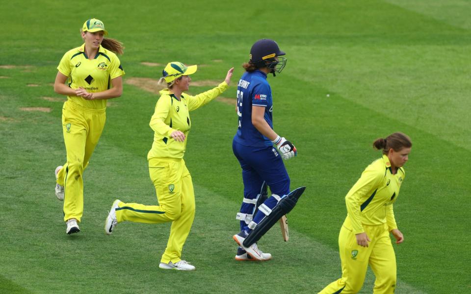 Nat Sciver-Brunt gets a pat on the back from Beth Mooney