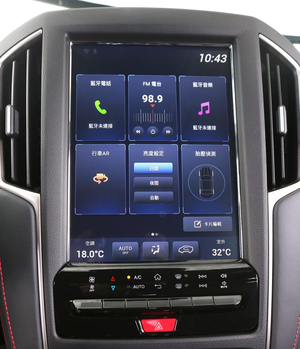 控檯上最為吸睛的12吋多功能觸控螢幕，導入了新世代Luxgen Think+ 5.0 系統，並可支援Apple CarPlay & Android Auto手機連結功能(8月起開通請用啟用)。