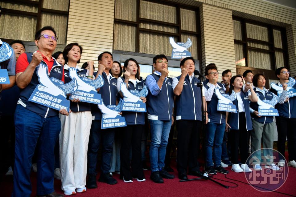 國民黨發起「藍鷹行動」，與反修法陣營的「青鳥行動」在場外對決。