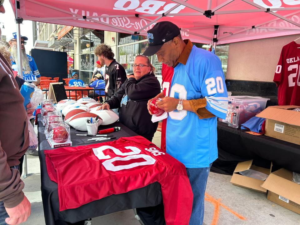 Detroit Lions great Billy Sims signed autographs on Woodward Avenue Friday.