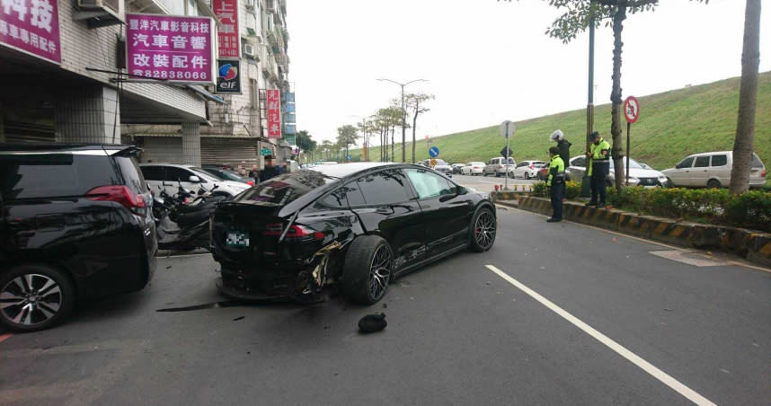 特斯拉電動車與轎車對撞，波及無辜女童，警方到場將道路封鎖管制進行調查。（圖／翻攝畫面，下同）