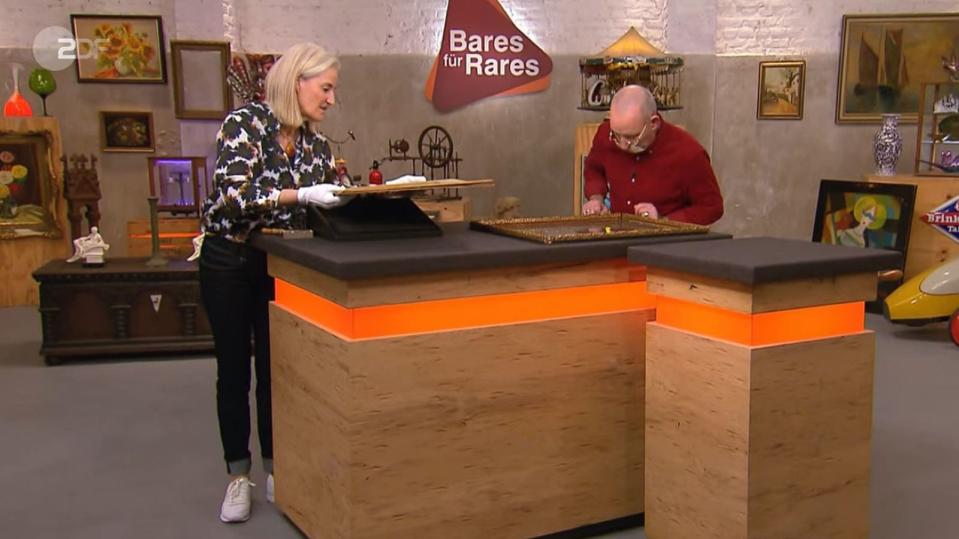 "Ein wunderschönes Aquarell haben wir hier", schwärmte die "Bares für Rares"-Expertin Dr. Friederike Werner. Während Horst Lichter noch im Dunkeln tappte, kannte sie bereits den Wert ... (Bild: ZDF)