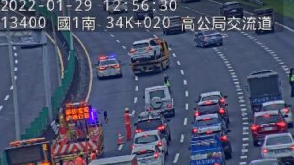 拖吊車到場排除事故。（圖／國道即時路況）