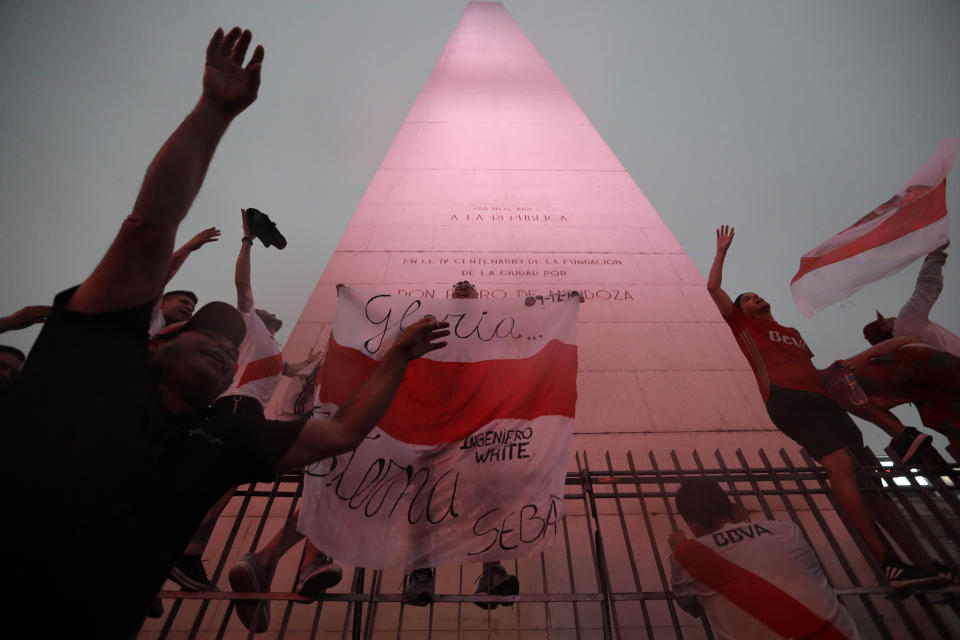 Hinchas de River Plate festejan en el Obelisco de Buenos Aires tras vencer 3-1 a Boca Juniors en la final de la Copa Libertadores, que se jugó en Madrid, España, el domingo 9 de diciembre de 2018. (AP Foto/Natacha Pisarenko).