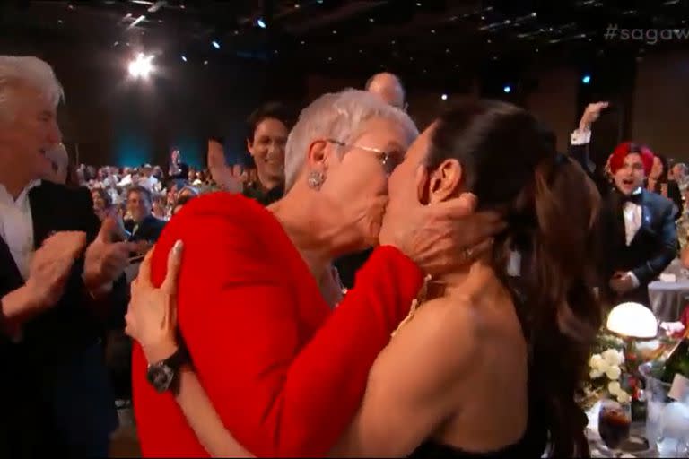 La celebración de Jamie Lee Curtis por su galardón de mejor actriz de reparto terminó a los besos con Michelle Yeoh