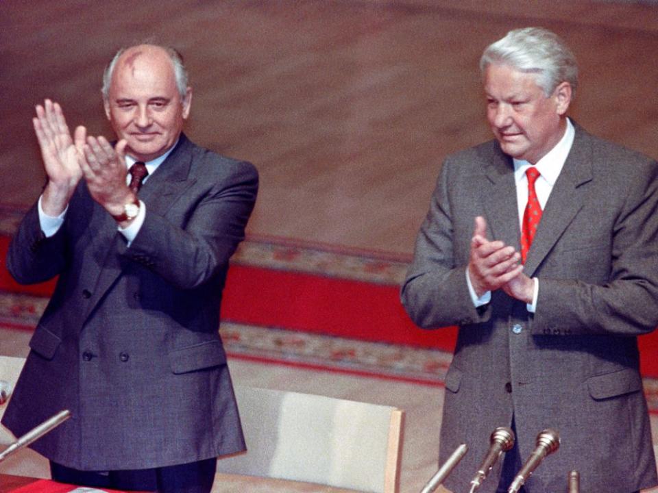  Russian President Boris Yeltsin, right, and Soviet President Mikhail Gorbachev applaud during the Extraordinary meeting of the Supreme Soviet of Russian Federation in Moscow on Aug. 23, 1991.