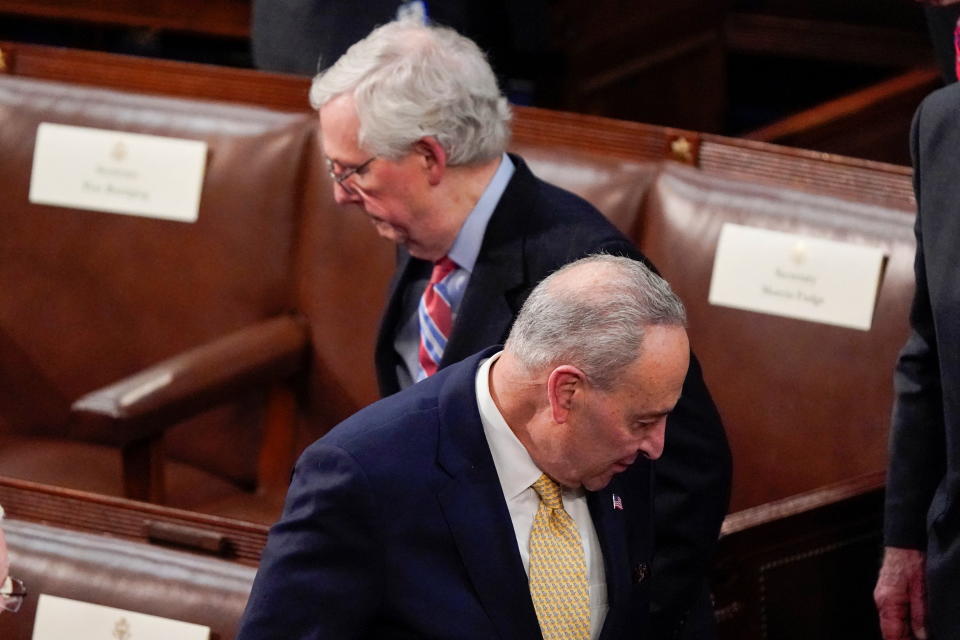 Le chef de la majorité au Sénat américain Chuck Schumer (D-NY) et le chef de la minorité au Sénat Mitch McConnell (R-KY) arrivent avant que le président américain Joe Biden prononce son premier discours sur l'état de l'Union lors d'une session conjointe du Congrès, au Capitole américain à Washington, DC, États-Unis, 1er mars 2022. J. Scott Applewhite/Pool via REUTERS