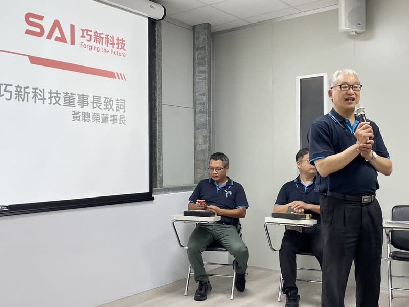 巧新屏東廠再生鋁  獲多家車廠採用拚碳中和 汽車鍛造輪圈廠巧新科技董事長黃聰榮18日表示，屏 東廠再生鋁已獲6家車廠客戶採用，可協助汽車製造 商達到碳中和目標。 中央社記者鍾榮峰攝  113年4月18日 