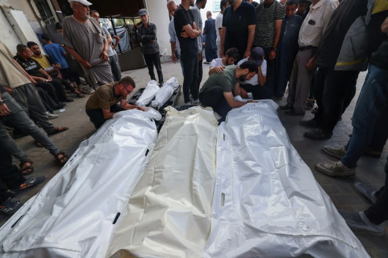 Unos palestinos lloran sobre los cuerpos de unos allegados víctimas de un bombardeo israelí, el 25 de abril de 2024 en el hospital Al Najjar de Rafah, en el sur de la Franja de Gaza (Mohammed Abed)