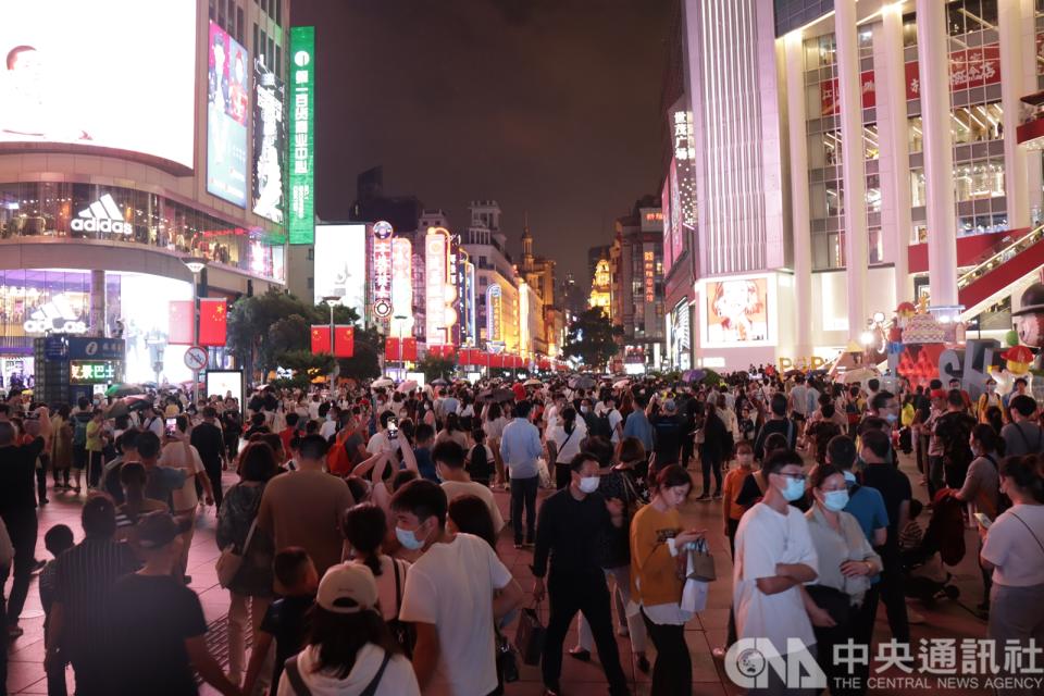 南京路步行街，9月中旬東拓段正式開街，民眾可一路逛到外灘。圖為10月3日晚間人潮。(中央社) 