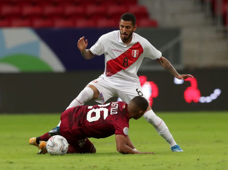 Foto del domingo del futbolista de Venezuela Edson Castillo en acción ante el preuano Sergio Pena