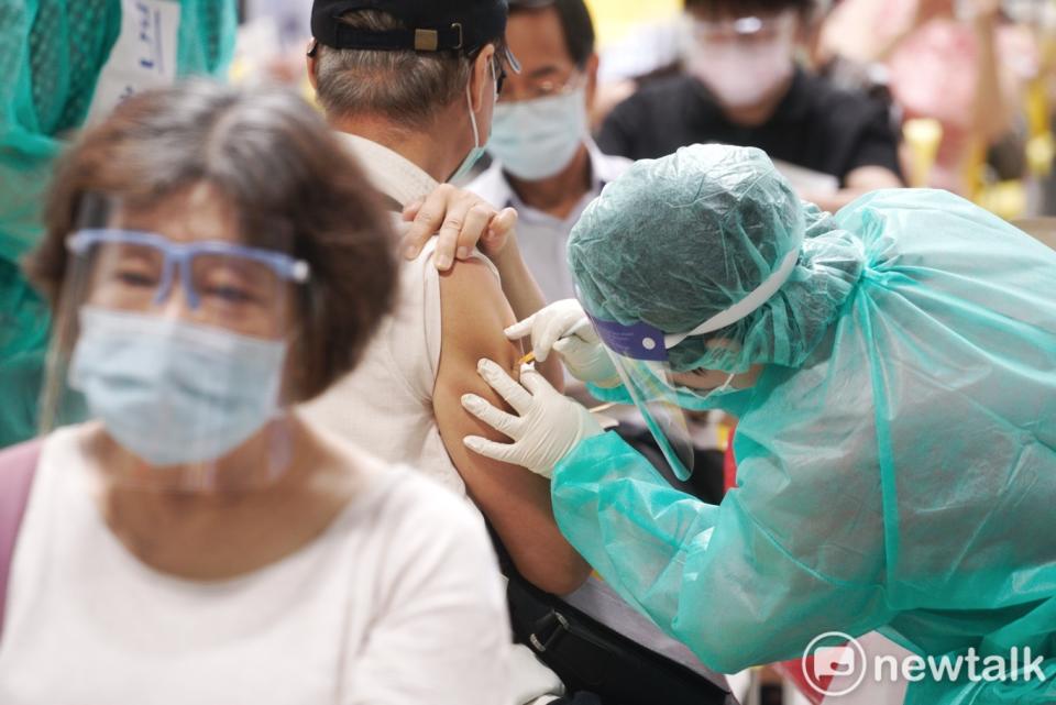 目前香港92%不幸死亡的人都是沒完整接種兩劑的族群，且多發生在60歲以上的老人家，提醒這族群未打滿2劑疫苗的人要再注意。（疫苗施打示意圖）   圖：張良一 / 攝（資料照）