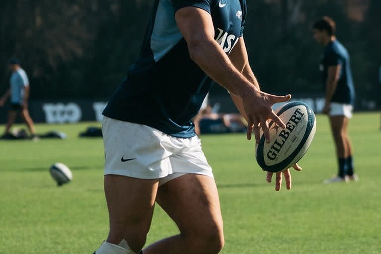 Bogado mide 1,91 metros y pesa 98 kilos, cifras inusuales para un back en el rugby argentino, que le dan potencia sin que pierda destreza.