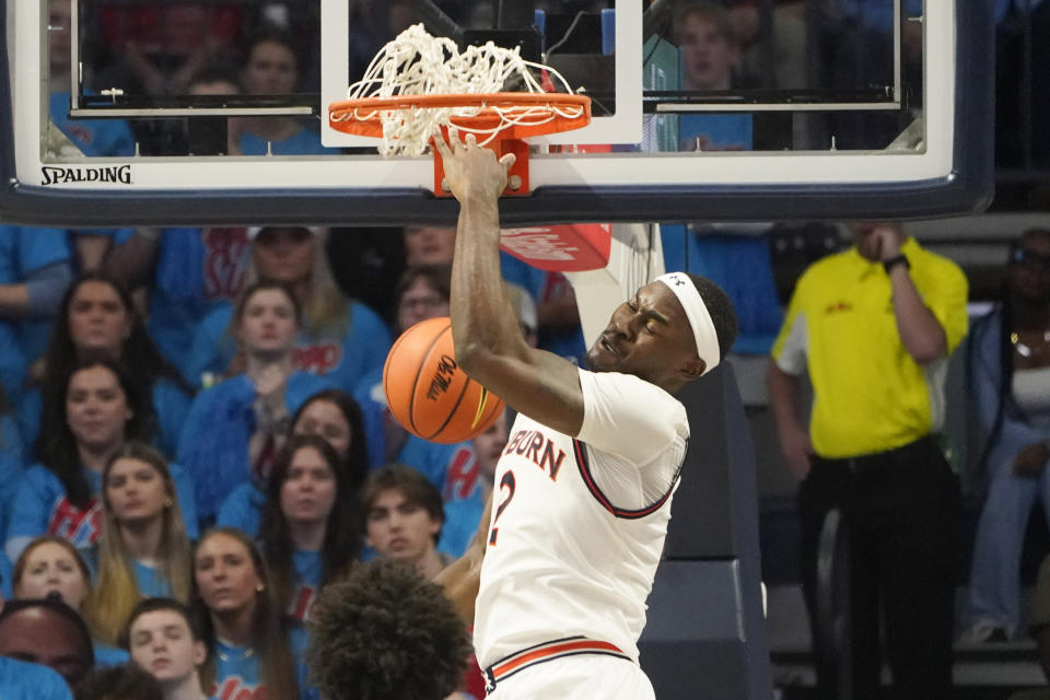 Auburn forward Jaylin Williams (2) dunks against Mississippi during the second half of an NCAA college basketball game, Saturday, Feb. 3, 2024, in Oxford, Miss. (AP Photo/Rogelio V. Solis)