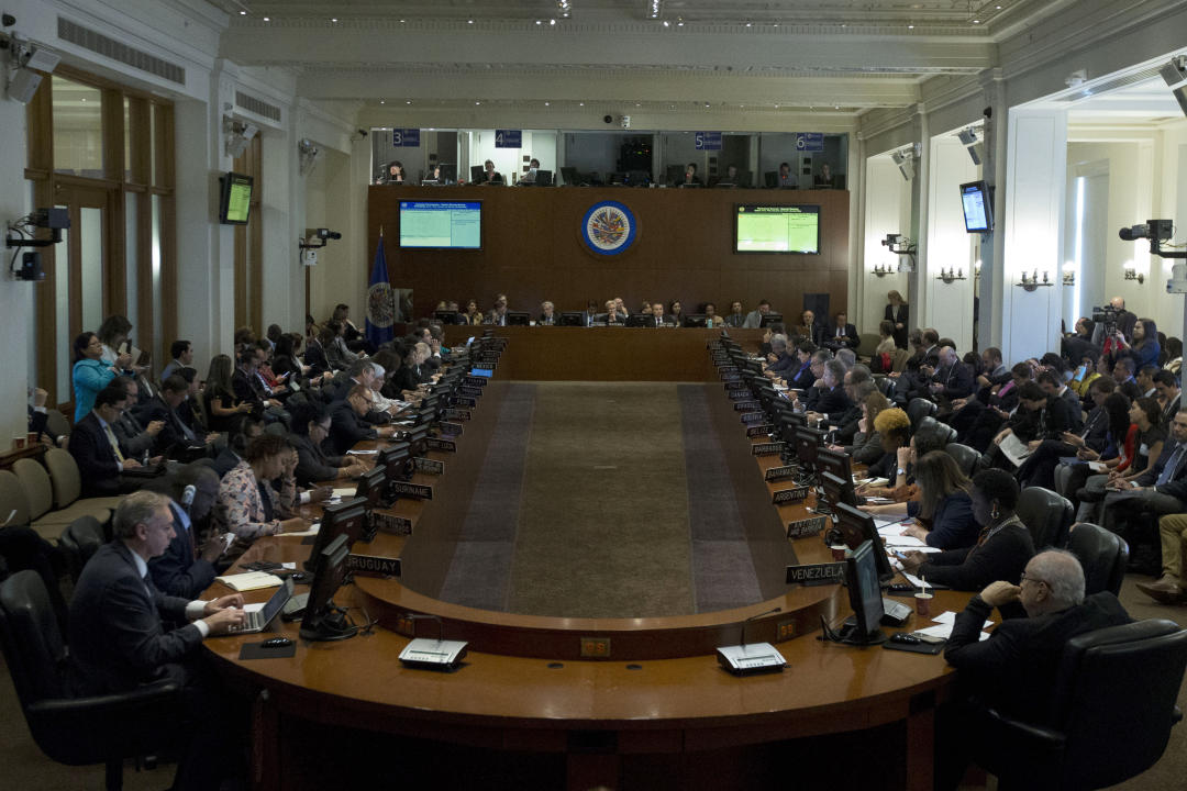 Representantes do Conselho Permanente da Organização dos Estados Americanos (OEA) ouvem durante a sessão especial para considerar o 