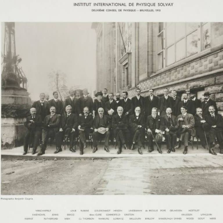 Nuevamente reunidos en la Conferencia Solvay (1913). Entre Curie y Einstein se encuentra el físico teórico alemán Arnold Sommerfeld, uno de los pioneros de la física cuántica