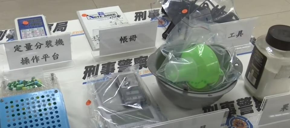 警方在現場搜獲製毒工具。（圖／東森新聞）